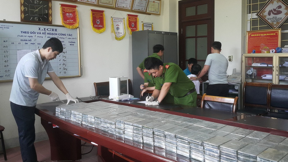 Ngày 12/5, lực lượng phòng chống ma túy Công an tỉnh Lào Cai bắt giữ 2 đối tượng, thu 329 bánh heroin trị giá trên 69 tỷ đồng. (Ảnh: Hương Thu/TTXVN)