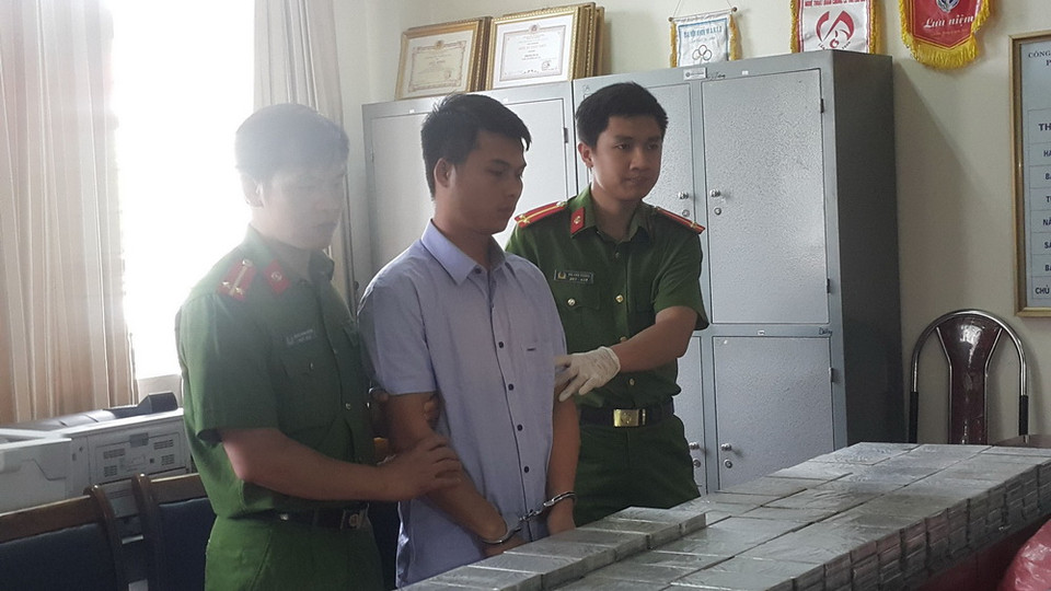 Ngày 12/5, lực lượng phòng chống ma túy Công an tỉnh Lào Cai bắt giữ 2 đối tượng, thu 329 bánh heroin trị giá trên 69 tỷ đồng. (Ảnh: Hương Thu/TTXVN)