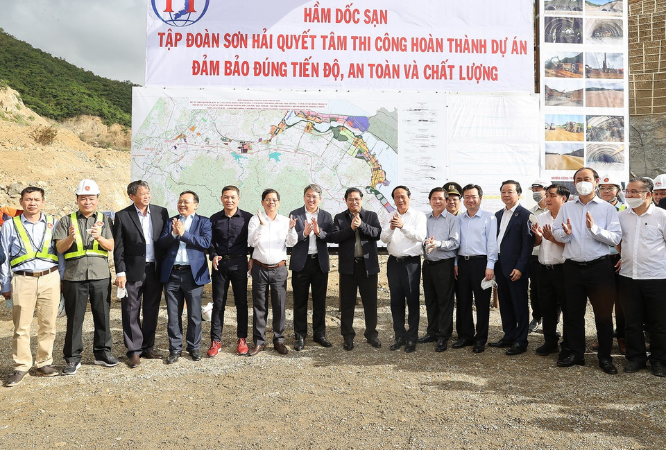 Thủ tướng Phạm Minh Chính với các kỹ sư và công nhân thi công dự án cao tốc đoạn Nha Trang-Cam Lâm.(Ảnh: Dương Giang/TTXVN)
