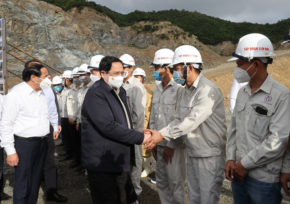 Thủ tướng Phạm Minh Chính động viên công nhân thi công hầm Dốc Sạn thuộc thành phần dự án cao tốc đoạn Nha Trang-Cam Lâm.(Ảnh: Dương Giang/TTXVN)