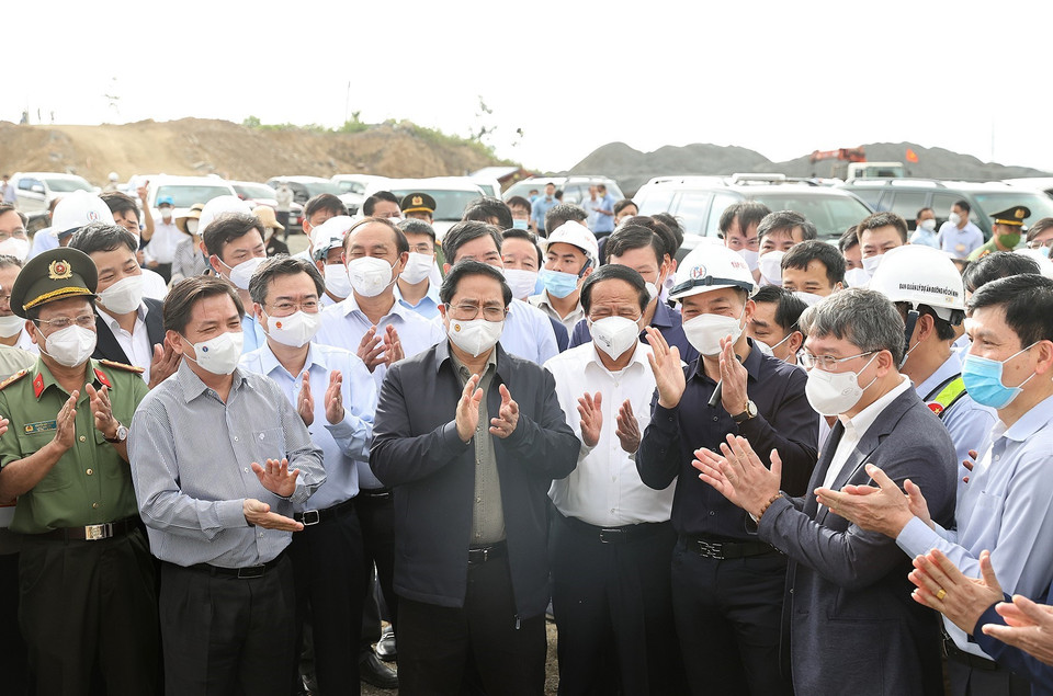 Thủ tướng Phạm Minh Chính kiểm tra khu vực thi công hầm Dốc Sạn thuộc thành phần dự án cao tốc đoạn Nha Trang-Cam Lâm. (Ảnh: Dương Giang/TTXVN)