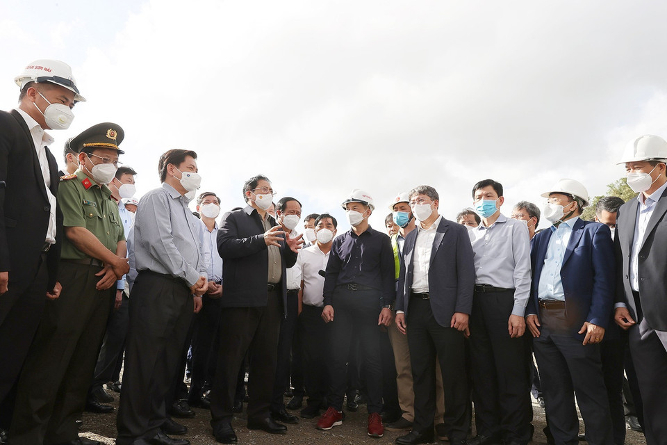 Thủ tướng Phạm Minh Chính kiểm tra khu vực thi công hầm Dốc Sạn thuộc thành phần dự án cao tốc đoạn Nha Trang-Cam Lâm. (Ảnh: Dương Giang/TTXVN)