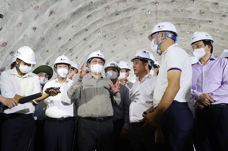 Thủ tướng Phạm Minh Chính kiểm tra tiến độ hầm Núi Vung thuộc thành phần dự án cao tốc đoạn Cam Lâm-Vĩnh Hảo. (Ảnh: Dương Giang/TTXVN)