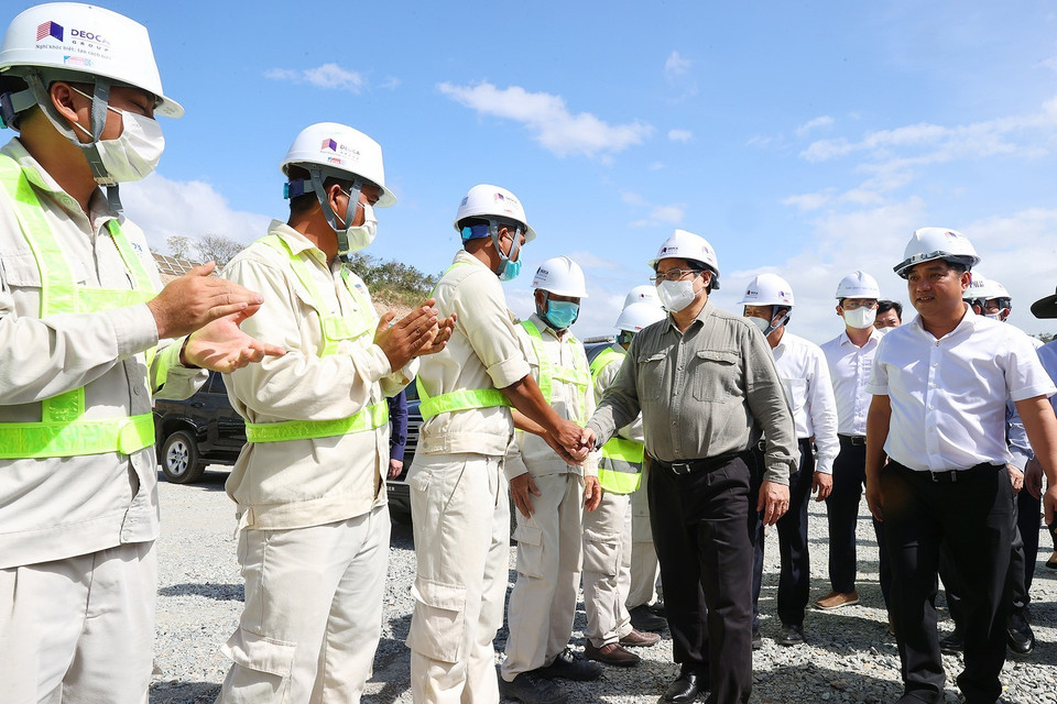 Thủ tướng Phạm Minh Chính động viên kỹ sư, công nhân đang thi công hầm Núi Vung thuộc thành phần dự án cao tốc đoạn Cam Lâm-Vĩnh Hảo. (Ảnh: Dương Giang/TTXVN)