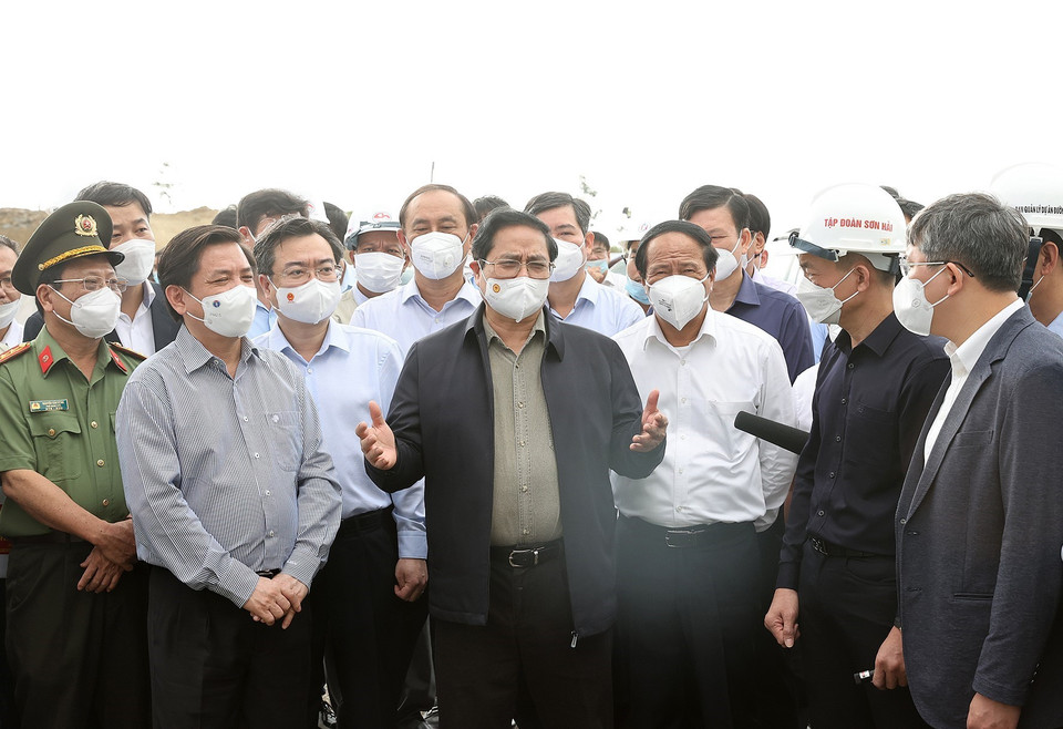 Thủ tướng Phạm Minh Chính kiểm tra khu vực thi công hầm Dốc Sạn thuộc thành phần dự án cao tốc đoạn Nha Trang-Cam Lâm. (Ảnh: Dương Giang/TTXVN)