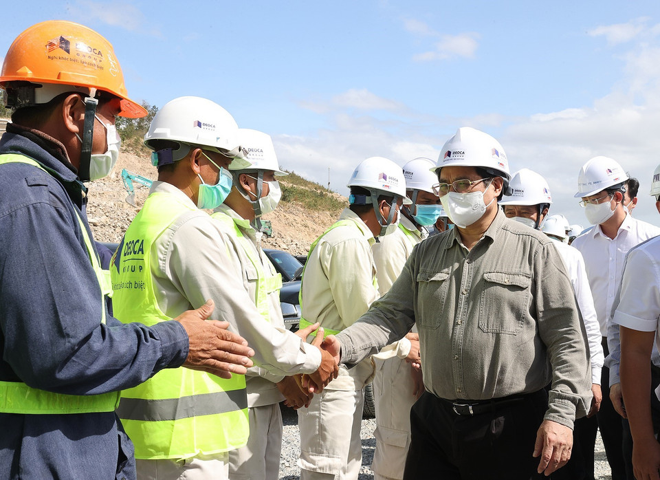 Thủ tướng Phạm Minh Chính kiểm tra, động viên kỹ sư, công nhân đang thi công hầm Núi Vung thuộc thành phần dự án cao tốc đoạn Cam Lâm-Vĩnh Hảo. (Ảnh: Dương Giang/TTXVN)