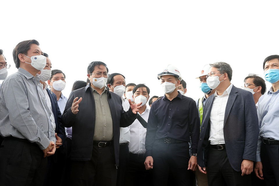 Thủ tướng Phạm Minh Chính kiểm tra khu vực thi công hầm Dốc Sạn thuộc thành phần dự án cao tốc đoạn Nha Trang-Cam Lâm. (Ảnh: Dương Giang/TTXVN)