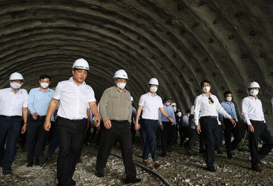 Thủ tướng Phạm Minh Chính kiểm tra tiến độ hầm Núi Vung thuộc thành phần dự án cao tốc đoạn Cam Lâm-Vĩnh Hảo. (Ảnh: Dương Giang/TTXVN)