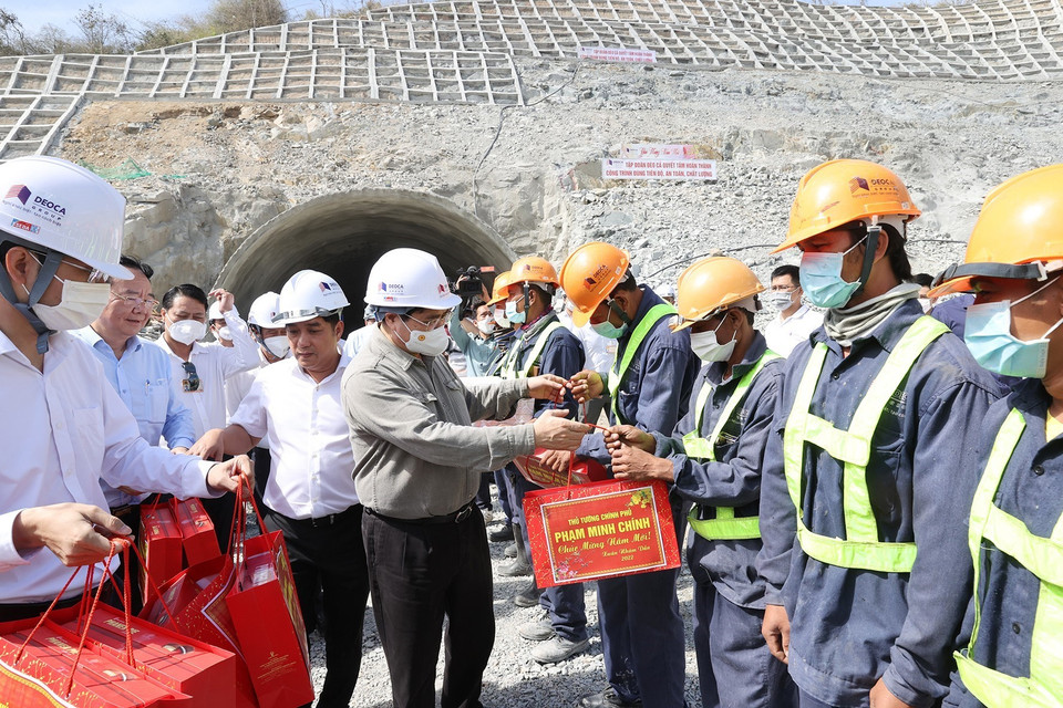 Thủ tướng Phạm Minh Chính tặng quà cho kỹ sư, công nhân đang thi công hầm Núi Vung thuộc thành phần dự án cao tốc đoạn Cam Lâm-Vĩnh Hảo. (Ảnh: Dương Giang/TTXVN)
