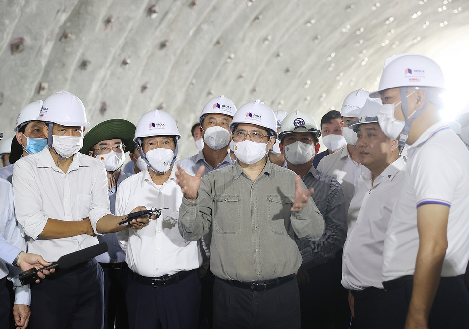 Thủ tướng Phạm Minh Chính kiểm tra tiến độ hầm Núi Vung thuộc thành phần dự án cao tốc đoạn Cam Lâm-Vĩnh Hảo. (Ảnh: Dương Giang/TTXVN)