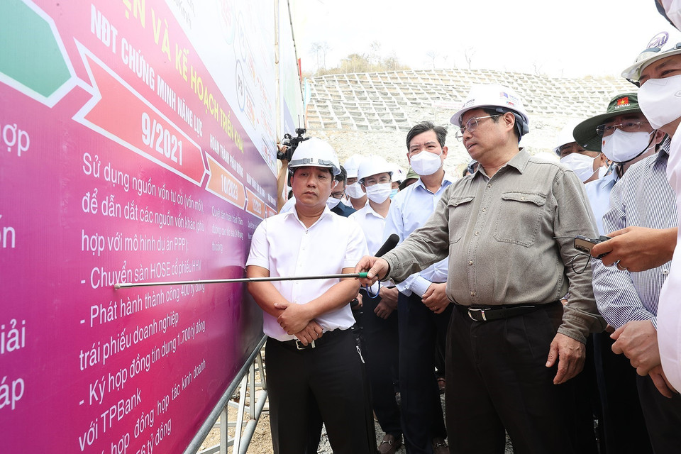 Thủ tướng Phạm Minh Chính kiểm tra tiến độ hầm Núi Vung thuộc thành phần dự án cao tốc đoạn Cam Lâm-Vĩnh Hảo. (Ảnh: Dương Giang/TTXVN)