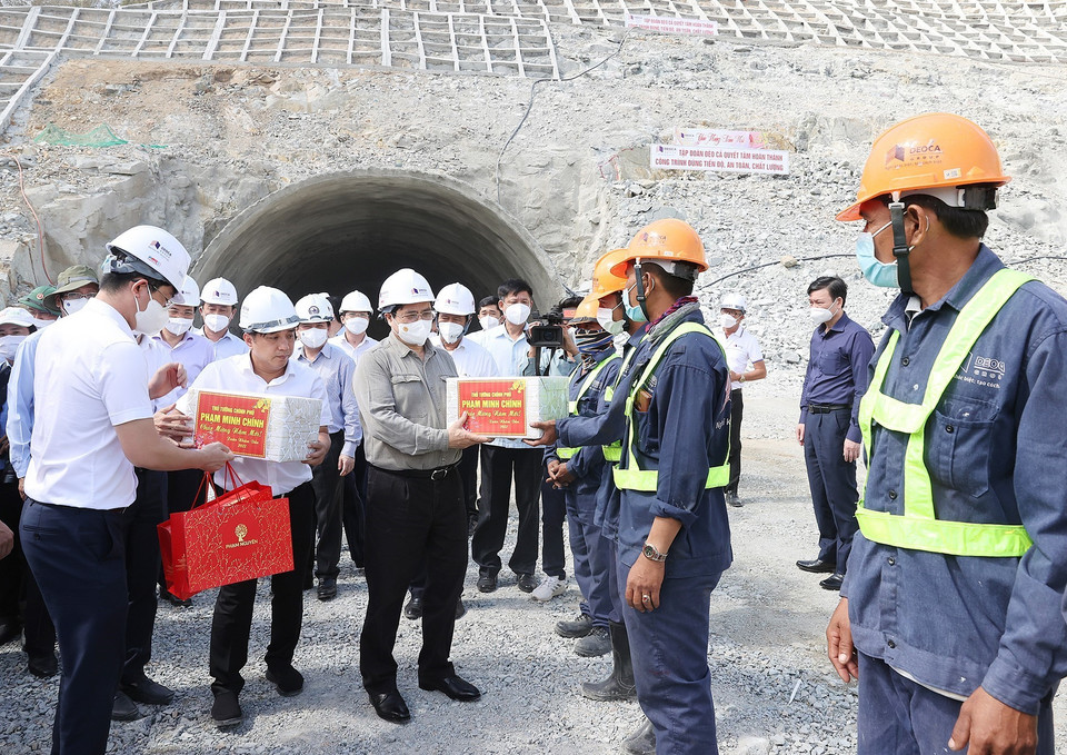 Thủ tướng Phạm Minh Chính tặng quà cho kỹ sư, công nhân đang thi công hầm Núi Vung thuộc thành phần dự án cao tốc đoạn Cam Lâm-Vĩnh Hảo. (Ảnh: Dương Giang/TTXVN)