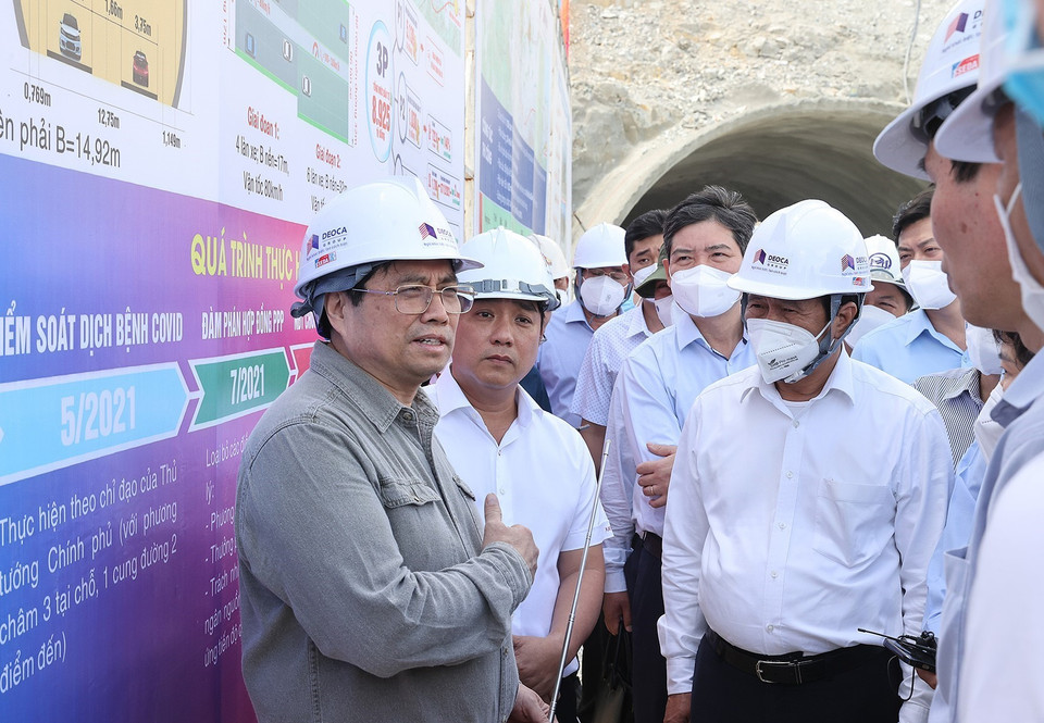 Thủ tướng Phạm Minh Chính kiểm tra tiến độ hầm Núi Vung thuộc thành phần dự án cao tốc đoạn Cam Lâm-Vĩnh Hảo. (Ảnh: Dương Giang/TTXVN)