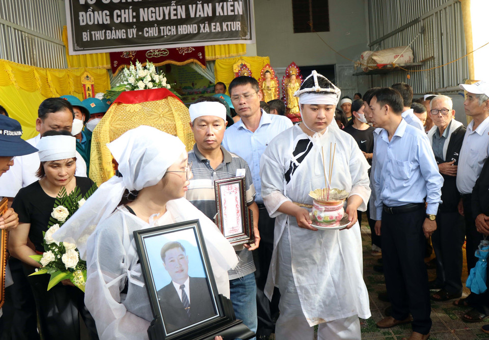 Tang lễ Liệt sỹ Nguyễn Văn Kiên, Bí thư Đảng ủy, Chủ tịch Hội đồng Nhân dân xã Ea Ktur, huyện Cư Kuin. (Ảnh: Hưng Thịnh/TTXVN)