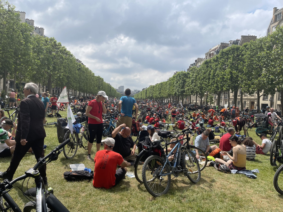 Hàng nghìn người tập trung ở quảng trường Vauban để đi dạo bằng xe đạp. (Ảnh: Thu Hà/TTXVN)