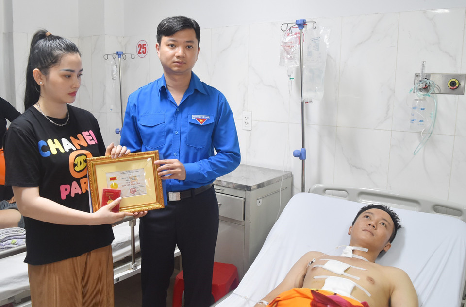 Trung ương Đoàn trao tặng Huy hiệu Tuổi trẻ Dũng cảm cho Thượng úy Đàm Đình Bốp (Phó Trưởng Công an xã Ea Ktur, huyện Cư Kuin, tỉnh Đắk Lắk). (Ảnh: Hoài Thu/TTXVN)