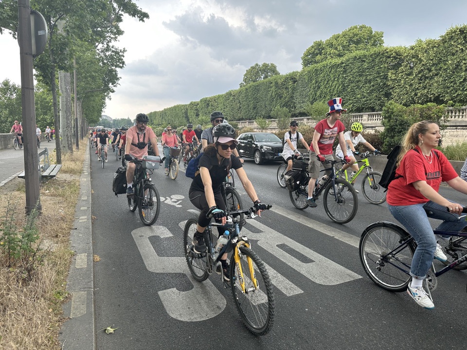 Đông đảo người dân Paris và các vùng lân cận tham gia cuộc diễu hành "Hội tụ vùng Paris 2023" bằng xe đạp. (Ảnh: Thu Hà/TTXVN)