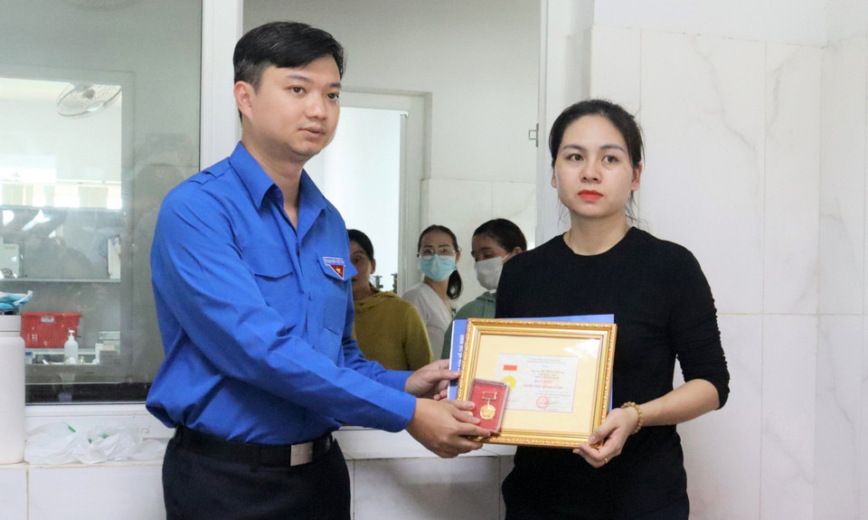 Trung ương Đoàn trao tặng Huy hiệu Tuổi trẻ Dũng cảm cho Đại úy Lê Kiên Cường (cán bộ Công an xã Ea Ktur, huyện Cư Kuin, tỉnh Đắk Lắk) đến gia đình chiến sỹ. (Ảnh: Hoài Thu/TTXVN)