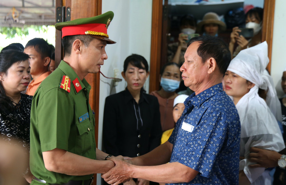 Đại tá Trần Bình Hưng, Phó Giám đốc Công an tỉnh Đắk Lắk chia sẻ sự mất mát to lớn với gia đình Đại úy Hà Tuấn Anh, cán bộ Công an xã Ea Tiêu, huyện Cư Kuin. (Ảnh: Quang Thái/TTXVN)