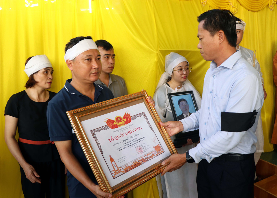 Trao Bằng Tổ quốc ghi công cho Liệt sỹ Nguyễn Văn Kiên, Bí thư Đảng ủy, Chủ tịch Hội đồng Nhân dân xã Ea Ktur, huyện Cư Kuin. (Ảnh: Hưng Thịnh/TTXVN)