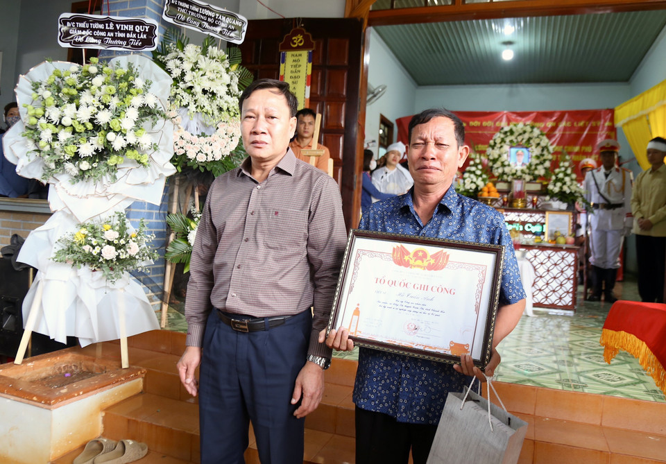 Ông Trần Phú Hùng, Phó Chủ tịch Hội đồng Nhân dân tỉnh Đắk Lắk trao Bằng Tổ quốc ghi công cho gia đình Đại úy Hà Tuấn Anh, cán bộ Công an xã Ea Tiêu, huyện Cư Kuin. (Ảnh: Quang Thái/TTXVN)