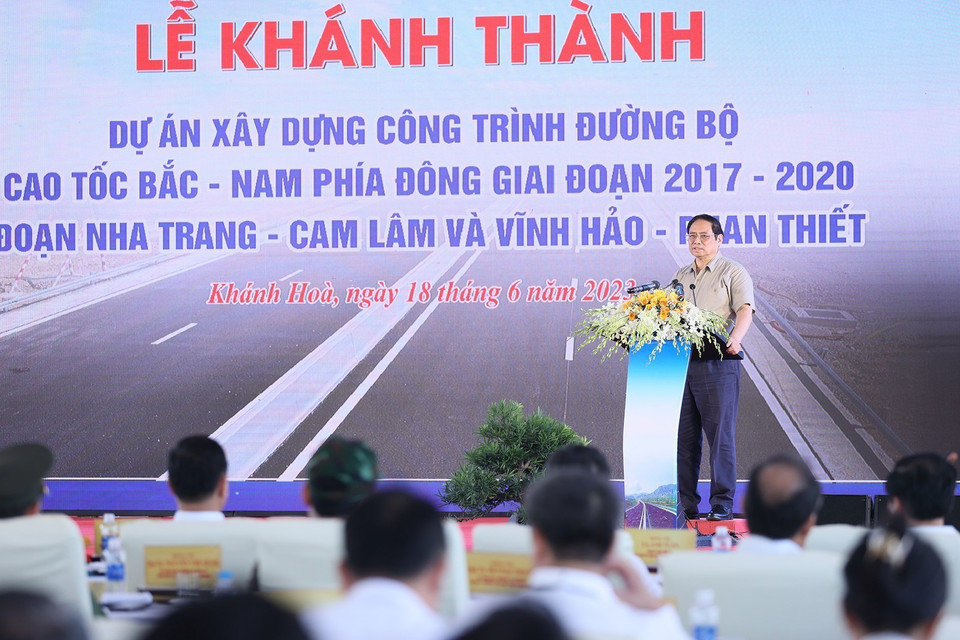 Hình ảnh Thủ tướng Phạm Minh Chính phát biểu tại lễ khánh thành 2 tuyến Cao tốc Vĩnh Hảo-Phan Thiết và Cao tốc Nha Trang-Cam Lâm. (Ảnh: Dương Giang/TTXVN)