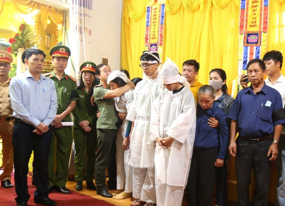 Đoàn công tác đến tiễn đưa các cán bộ, chiến sỹ Công an hy sinh trong vụ các đối tượng dùng súng tấn công trụ sở Ủy ban Nhân dân xã Ea Tiêu và xã Ea Ktur, huyện Cư Kuin. (Ảnh: Quang Thái/TTXVN)