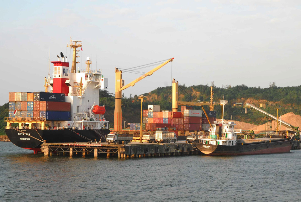 Bốc xếp hàng hóa tại cảng Tiên Sa thuộc hệ thống cảng Đà Nẵng. (Ảnh: Hồng Kỳ/TTXVN)