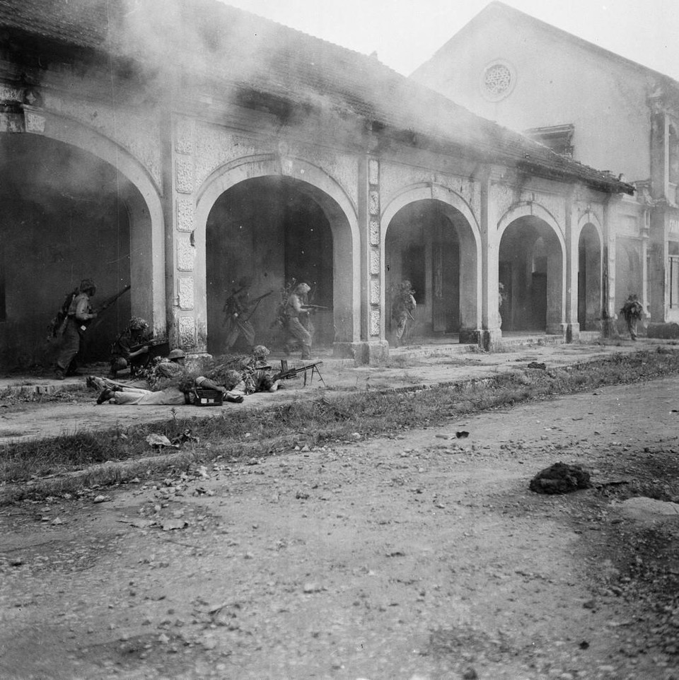 Vệ Quốc đoàn lập chốt chiến đấu tại chợ Đồng Xuân.(Ảnh: Tư liệu TTXVN)