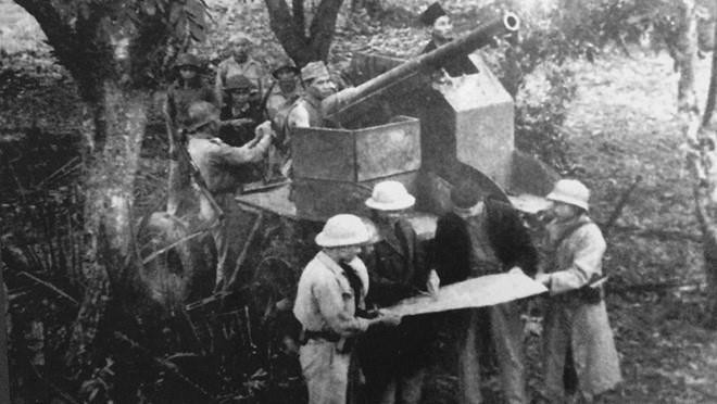 Một khẩu đội pháo của Vệ Quốc đoàn tại trận địa pháo đài Láng (Hà Đông) tháng 12/1946. (Ảnh: Tư liệu TTXVN)