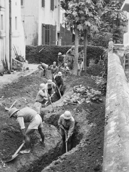  Quân và dân Hà Nội đào giao thông hào ngay trong Bắc Bộ phủ, sẵn sàng chiến đấu chống giặc. (Ảnh: Tư liệu TTXVN)
