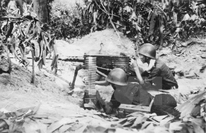 Các chiến sỹ tự vệ Thủ đô sẵn sàng chiến đấu bảo vệ từng tấc đất, từng căn nhà. (Ảnh: TTXVN)