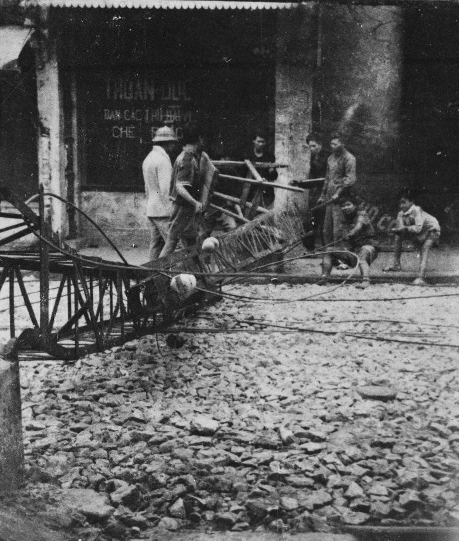 Quân và dân Thủ đô lập chướng ngại vật trên đường phố, sẵn sàng chiến đấu cản bước tiến của địch. (Ảnh: Tư liệu TTXVN)