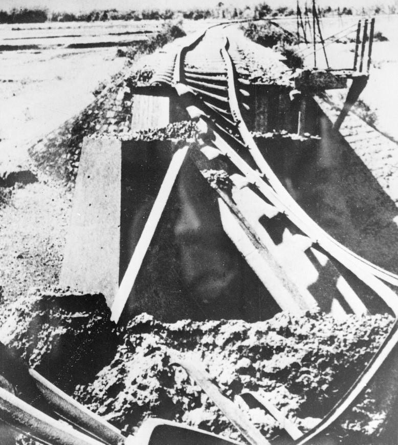 Đoàn tàu quân sự của thực dân Pháp bị bộ đội và du kích phá hủy trên đường số 5 (Hà Nội-Hải Phòng). (Ảnh: Tư liệu TTXVN)