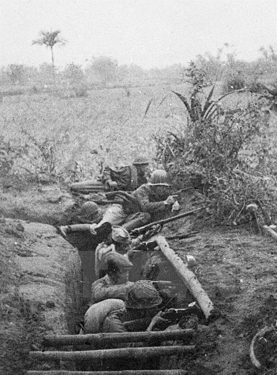 Quân và dân Thủ đô đào công sự sẵn sàng chiến đấu. (Ảnh: TTXVN)