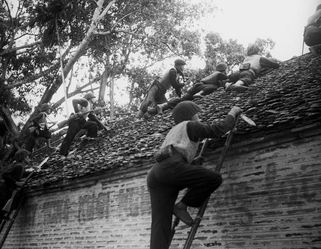 Đêm 19 rạng sáng 20/12/1946, tiếng súng kháng chiến bắt đầu nổ ra ở Hà Nội, mở đầu thời kỳ cả nước kháng chiến chống Pháp xâm lược. Với tinh thần ''Quyết tử để Tổ quốc quyết sinh,'' quân và dân Thủ đô đã giam chân kẻ thù suốt 60 ngày đêm trong lòng Hà Nội, tạo điều kiện để Trung ương Đảng, Chính phủ rút về khu an toàn, tản cư được phần lớn nhân dân, đưa một khối lượng lớn máy móc, thiết bị phục vụ kháng chiến lên chiến khu, góp phần cho cả nước chuẩn bị chủ động bước vào cuộc kháng chiến trường kỳ. (Ảnh: Tư liệu TTXVN)