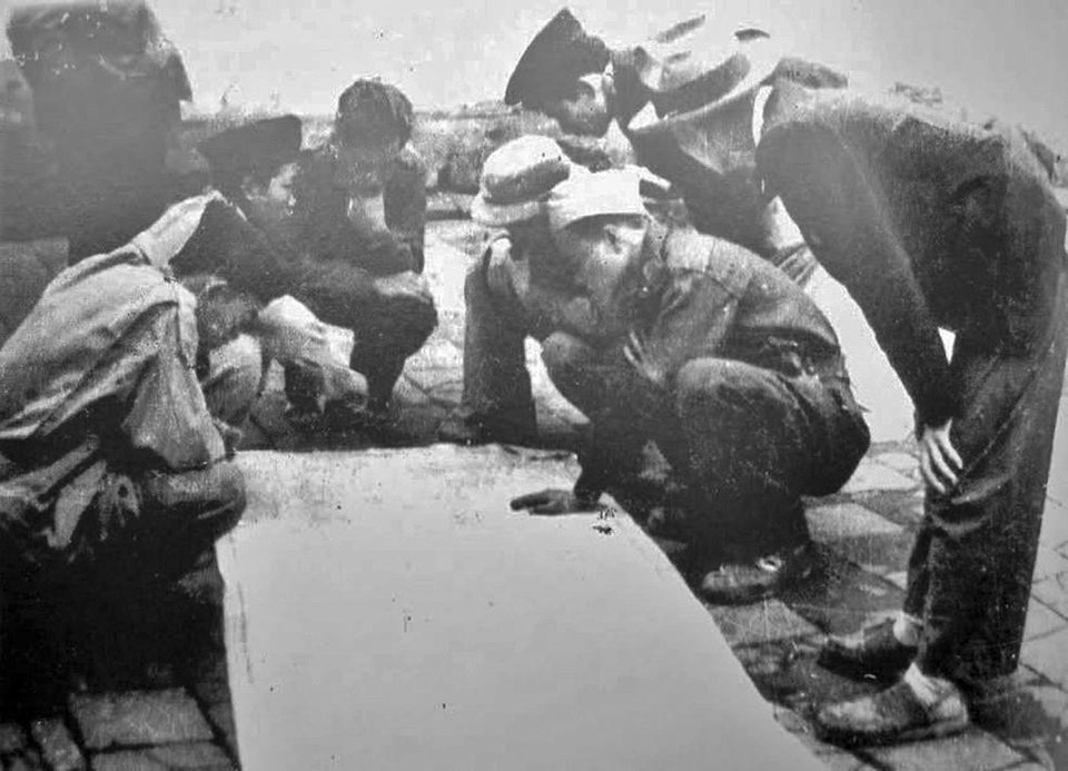 Ban chỉ huy Trung đoàn Thủ đô (sau thuộc Sư đoàn 308-Đại đoàn Quân Tiên phong) bàn kế hoạch tác chiến trong những ngày Toàn quốc kháng chiến. Sau 9 năm, cũng chính những người lính của Trung đoàn đã trở về tiếp quản Thủ đô giải phóng (10/10/1954) trong tư thế những người chiến thắng. (Ảnh: Tư liệu TTXVN)
