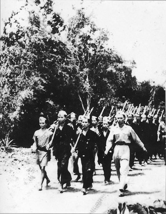 Với dã tâm cướp nước ta một lần nữa, ngày 23/9/1945, được sự giúp đỡ của quân Anh, thực dân Pháp nổ súng gây hấn ở Sài Gòn, mở đầu cuộc chiến tranh xâm lược Đông Dương lần thứ hai.Trong ảnh: Tiểu đoàn Nguyễn Văn Tố diễu hành ở Sài Gòn trong giai đoạn kháng chiến chống Pháp năm 1945. (Ảnh: TTXVN)