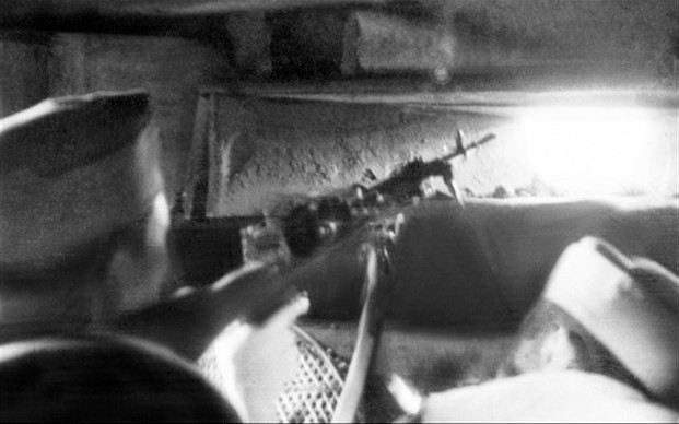 Các chiến sỹ Vệ quốc đoàn chiến đấu bảo vệ Thủ đô. (Ảnh: Tư liệu TTXVN)