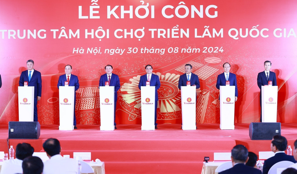 Thủ tướng Phạm Minh Chính và các đại biểu thực hiện nghi thức khởi công Trung tâm Hội chợ triển lãm quốc gia. (Ảnh: Dương Giang/TTXVN)