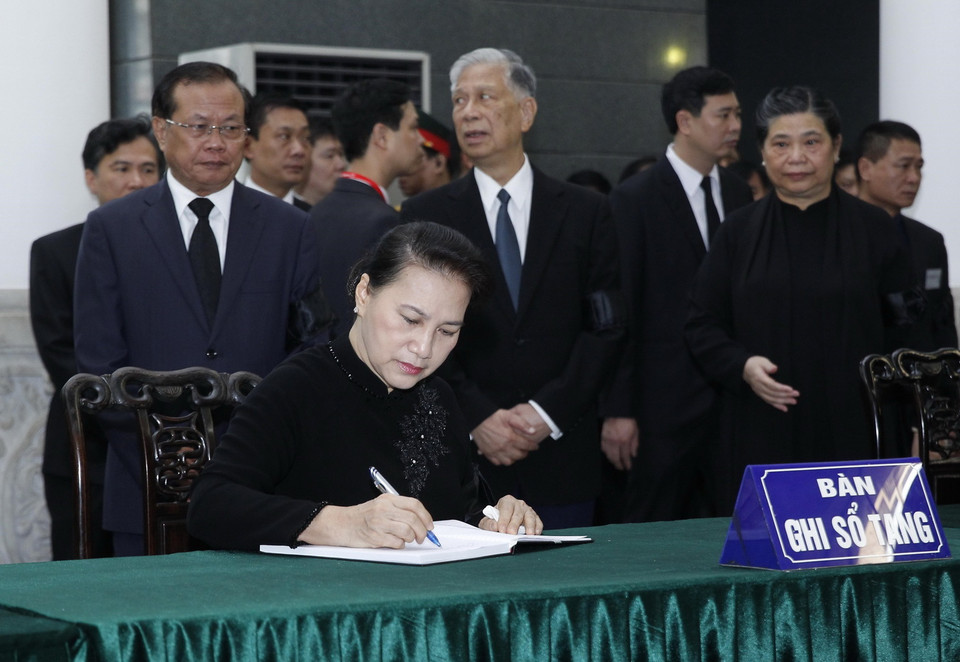 Chủ tịch Quốc hội Nguyễn Thị Kim Ngân dẫn đầu Đoàn Quốc hội đến viếng, ghi sổ tang và chia buồn với tang quyến đồng chí Đỗ Mười. (Ảnh: Trí Dũng/TTXVN)