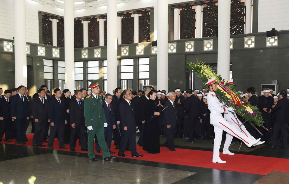 Đoàn Quốc hội nước Cộng hòa XHCN Việt Nam, do đồng chí Nguyễn Thị Kim Ngân, Ủy viên Bộ Chính trị, Chủ tịch Quốc hội làm Trưởng đoàn, viếng đồng chí Đỗ Mười. (Ảnh: Trí Dũng/TTXVN)