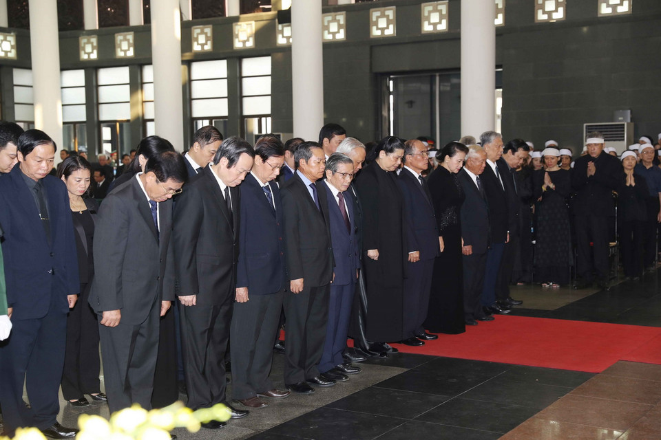 Đoàn Quốc hội nước Cộng hòa XHCN Việt Nam, do đồng chí Nguyễn Thị Kim Ngân, Ủy viên Bộ Chính trị, Chủ tịch Quốc hội làm Trưởng đoàn, viếng đồng chí Đỗ Mười.(Ảnh: Trí Dũng/TTXVN)