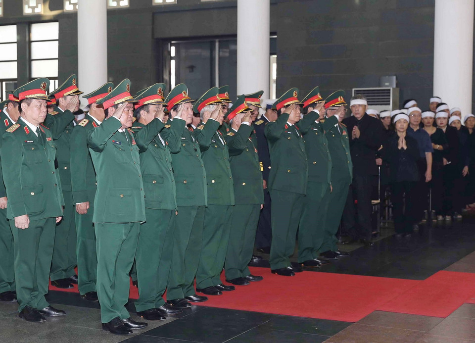 Đoàn Quân ủy Trung ương, Bộ Quốc phòng, do Đại tướng Ngô Xuân Lịch, Ủy viên Bộ Chính trị, Phó Bí thư Quân ủy Trung ương, Bộ trưởng Bộ Quốc phòng làm Trưởng đoàn, viếng đồng chí Đỗ Mười. (Ảnh: Trí Dũng/TTXVN)