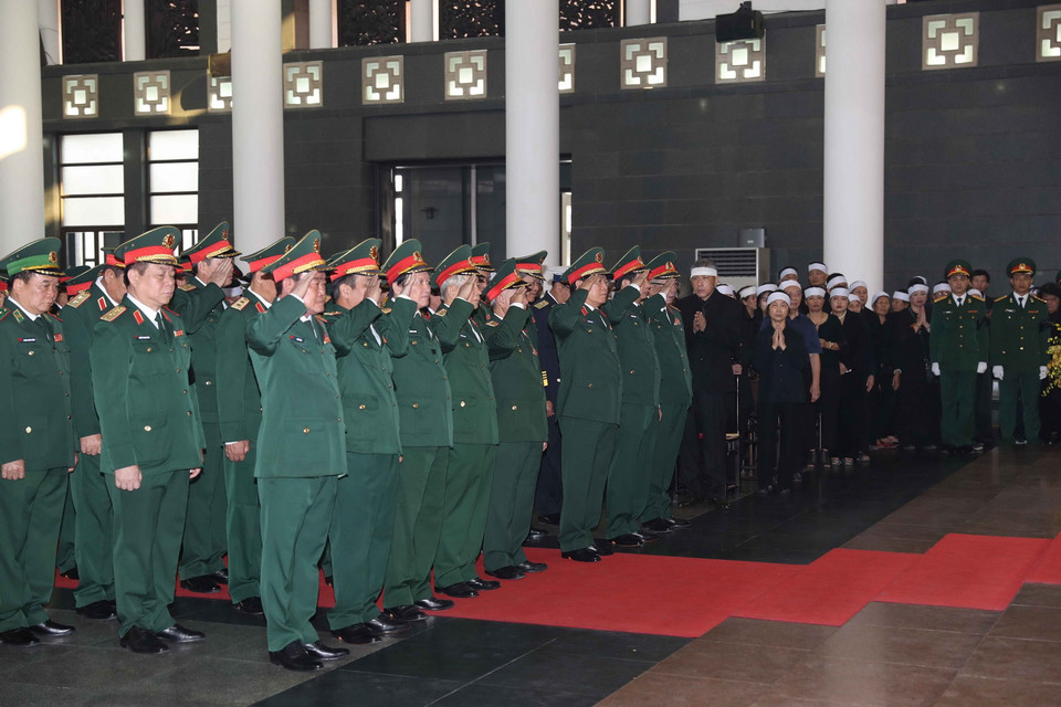 Đoàn Quân ủy Trung ương, Bộ Quốc phòng, do Đại tướng Ngô Xuân Lịch, Ủy viên Bộ Chính trị, Phó Bí thư Quân ủy Trung ương, Bộ trưởng Bộ Quốc phòng làm Trưởng đoàn, viếng đồng chí Đỗ Mười. (Ảnh: Trí Dũng/TTXVN)