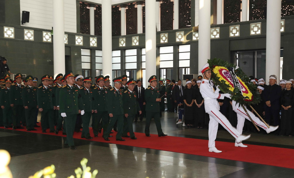 Đoàn Quân ủy Trung ương, Bộ Quốc phòng, do Đại tướng Ngô Xuân Lịch, Ủy viên Bộ Chính trị, Phó Bí thư Quân ủy Trung ương, Bộ trưởng Bộ Quốc phòng làm Trưởng đoàn, viếng đồng chí Đỗ Mười. (Ảnh: Trí Dũng/TTXVN)