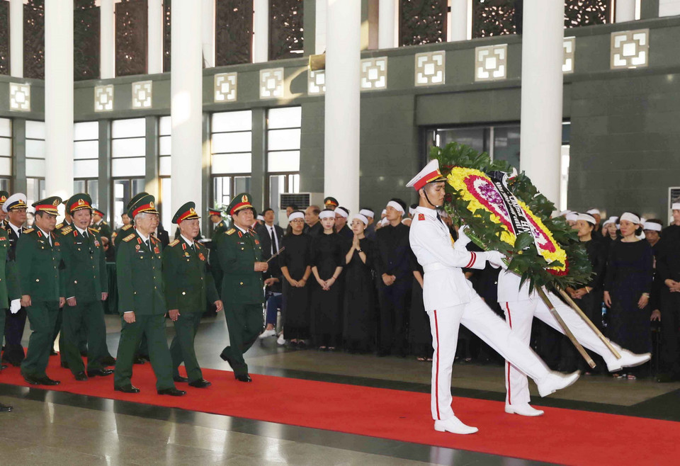 Đoàn Quân ủy Trung ương, Bộ Quốc phòng, do Đại tướng Ngô Xuân Lịch, Ủy viên Bộ Chính trị, Phó Bí thư Quân ủy Trung ương, Bộ trưởng Bộ Quốc phòng làm Trưởng đoàn, viếng đồng chí Đỗ Mười. (Ảnh: Trí Dũng/TTXVN)