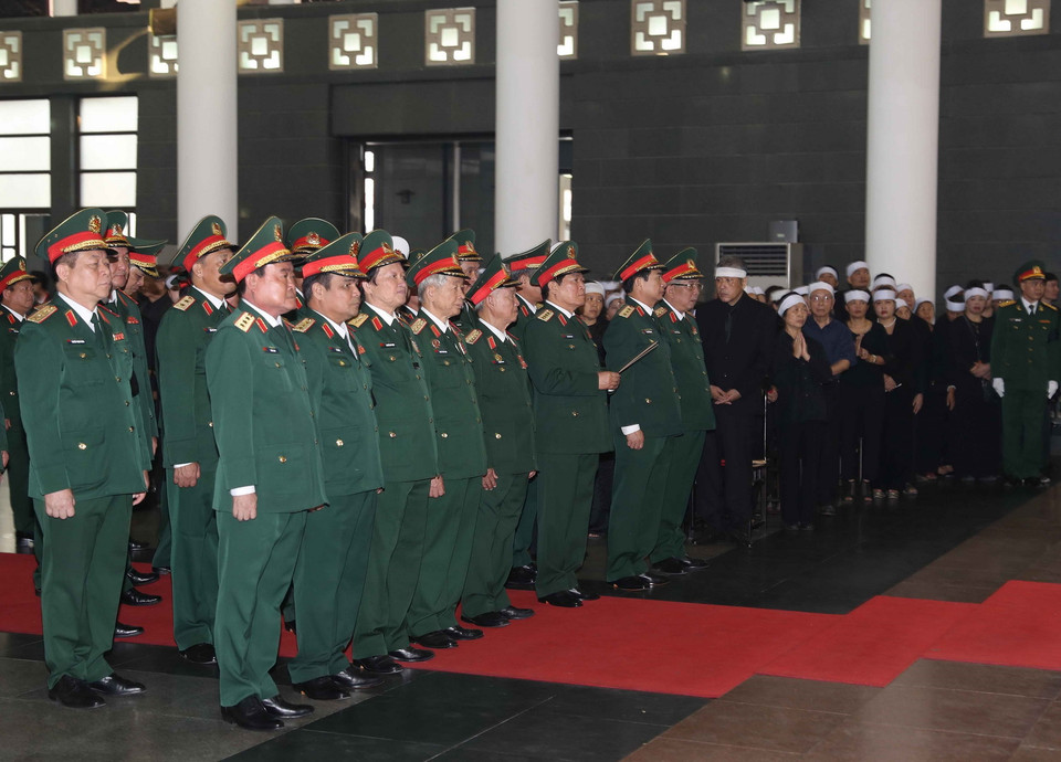 Đoàn Quân ủy Trung ương, Bộ Quốc phòng, do Đại tướng Ngô Xuân Lịch, Ủy viên Bộ Chính trị, Phó Bí thư Quân ủy Trung ương, Bộ trưởng Bộ Quốc phòng làm Trưởng đoàn, viếng đồng chí Đỗ Mười. (Ảnh: Trí Dũng/TTXVN)
