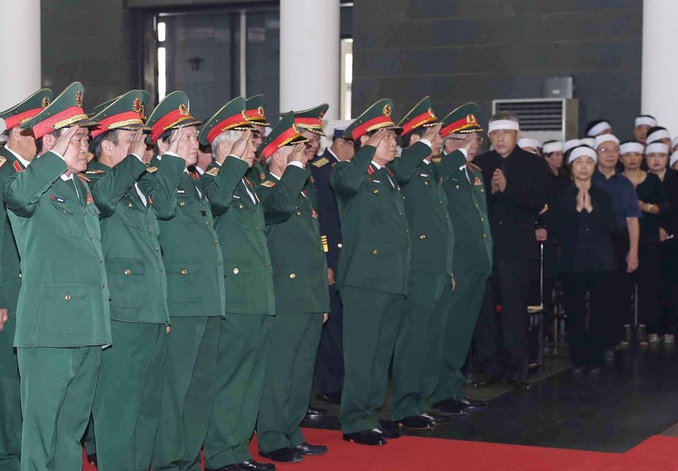 Đoàn Quân ủy Trung ương, Bộ Quốc phòng, do Đại tướng Ngô Xuân Lịch, Ủy viên Bộ Chính trị, Phó Bí thư Quân ủy Trung ương, Bộ trưởng Bộ Quốc phòng làm Trưởng đoàn, viếng đồng chí Đỗ Mười. (Ảnh: Trí Dũng/TTXVN)