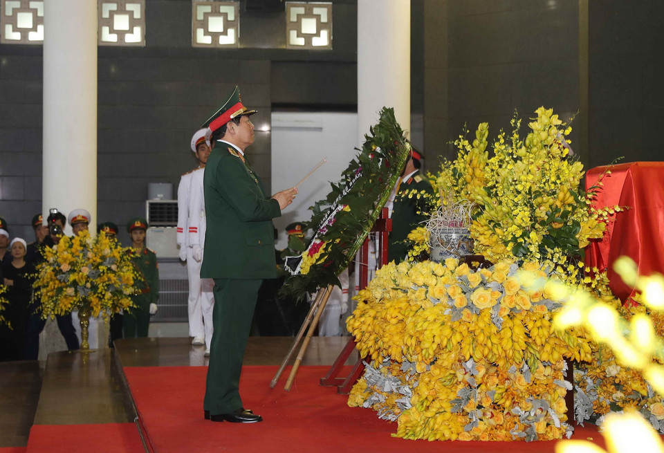 Đoàn Quân ủy Trung ương, Bộ Quốc phòng, do Đại tướng Ngô Xuân Lịch, Ủy viên Bộ Chính trị, Phó Bí thư Quân ủy Trung ương, Bộ trưởng Bộ Quốc phòng làm Trưởng đoàn, viếng đồng chí Đỗ Mười. (Ảnh: Trí Dũng/TTXVN)